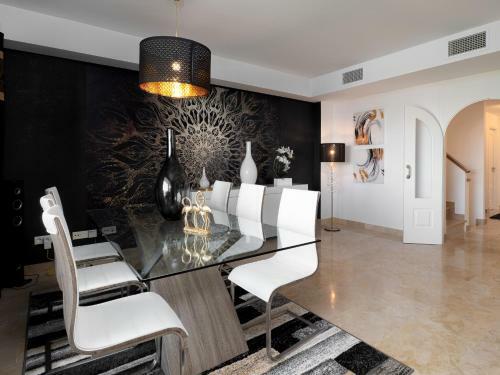 2305 - Luxury Villa With Sea View And Pools