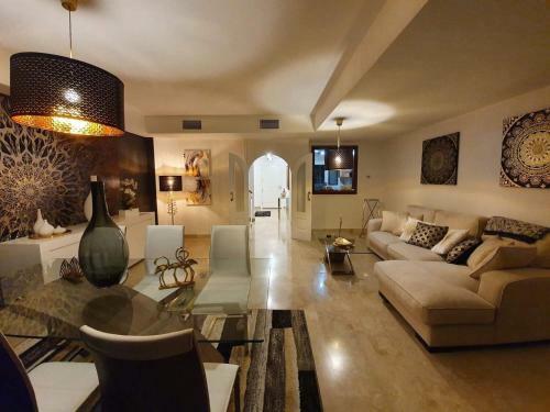 2305 - Luxury Villa With Sea View And Pools