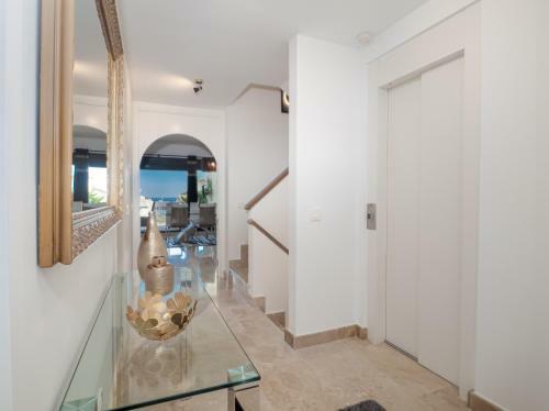 2305 - Luxury Villa With Sea View And Pools