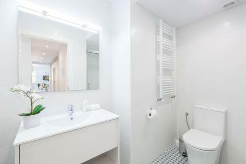 New Gorgeous Central Apartment - Beachfront - 3 Bd