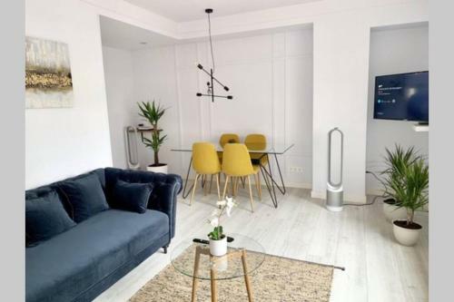 New Gorgeous Central Apartment - Beachfront - 3 Bd