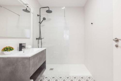 New Gorgeous Central Apartment - Beachfront - 3 Bd