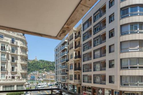 New Gorgeous Central Apartment - Beachfront - 3 Bd