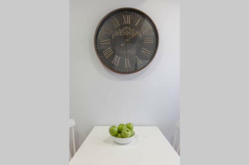 New Gorgeous Central Apartment - Beachfront - 3 Bd