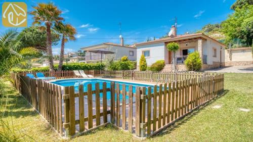 Caules Villa Sleeps 8 Pool Wifi