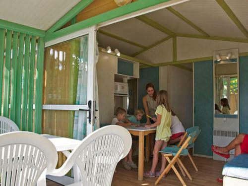 Pleasant Chalet With A Nice Covered Terrace, Near The Beach