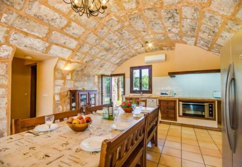 Selva Holiday Home Sleeps 12 With Pool Air Con And Wifi