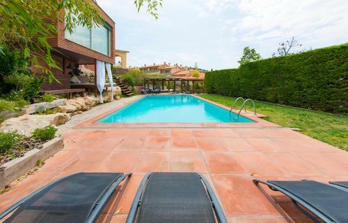 Sitges Villa Sleeps 11 With Pool And Air Con