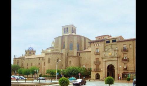 Solsona Villa Sleeps 15 With Pool
