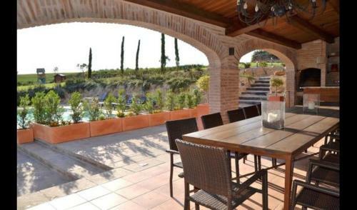 Solsona Villa Sleeps 14 With Pool