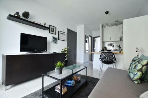 Holyhome Grey Apartment