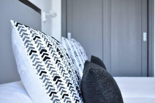 Holyhome Grey Apartment