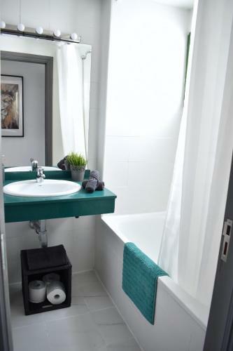 Holyhome Grey Apartment