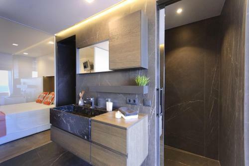 Lets Holidays Modern Sea Views Apartment