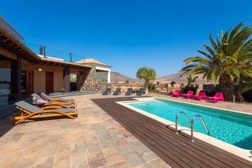 Oasis Villa With Swimming Pool In 4000m2 Garden