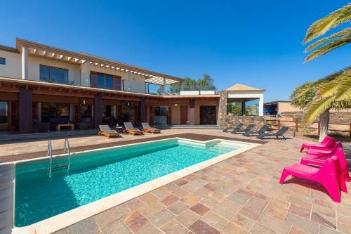 Oasis Villa With Swimming Pool In 4000m2 Garden
