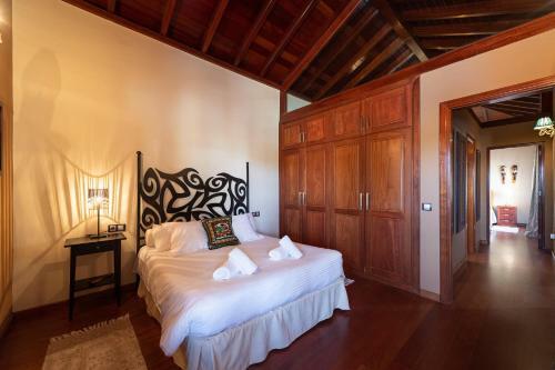 Oasis Villa With Swimming Pool In 4000m2 Garden