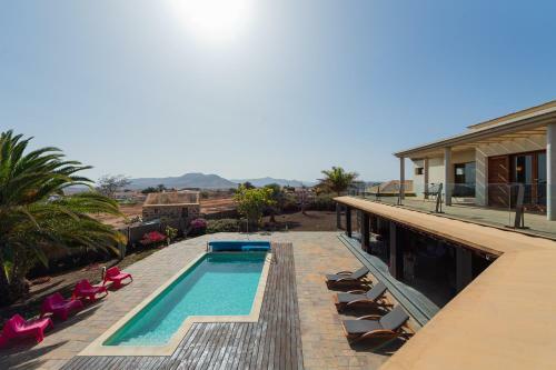 Oasis Villa With Swimming Pool In 4000m2 Garden