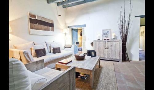 Ullastret Villa Sleeps 6 With Pool And Air Con