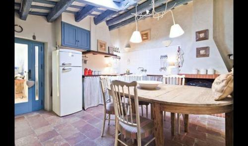 Ullastret Villa Sleeps 6 With Pool And Air Con