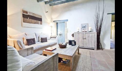 Ullastret Villa Sleeps 6 With Pool And Air Con