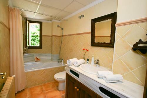Valldemossa Villa Sleeps 8 With Pool And Air Con