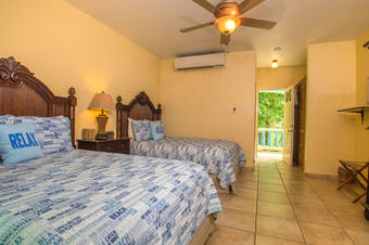 Hotel Lazy Parrot Inn
