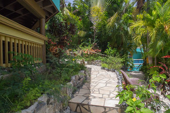 Hotel Lazy Parrot Inn