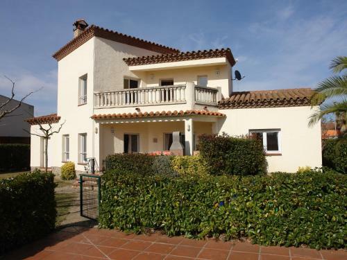 Spacious Villa In Vilacolum With Swimming Pool