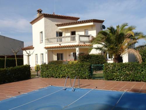Spacious Villa In Vilacolum With Swimming Pool