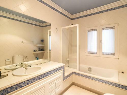 Fascinating Holiday Home In Villaca�as With Swimming Pool