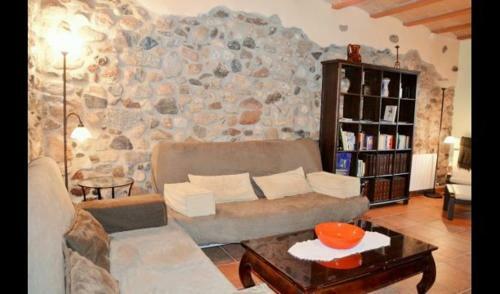Villa In Vilaplana Sleeps 8 With Pool