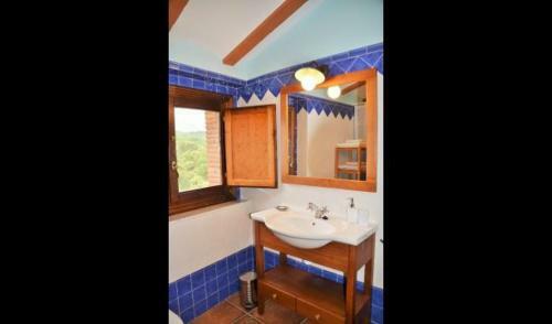 Villa In Vilaplana Sleeps 8 With Pool