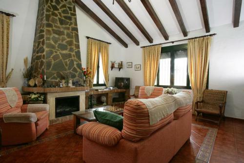 Zahara de La Sierra Villa Sleeps 5 With Pool And Air Con