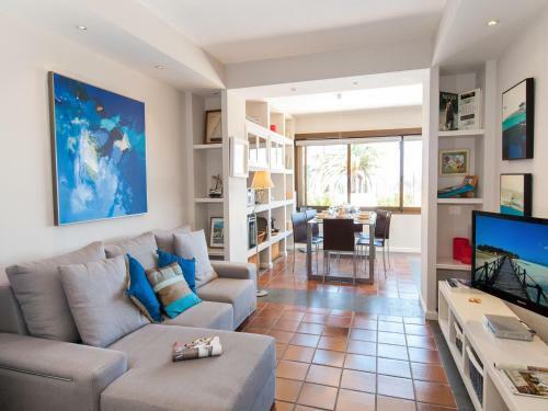 Beach Front Apartment In Playa de Las Burras Cn