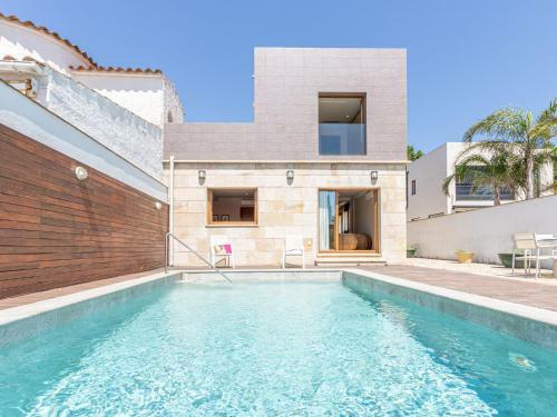 Modern Holiday Home On The Canal With Private Swimming Pool