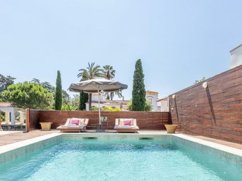 Modern Holiday Home On The Canal With Private Swimming Pool