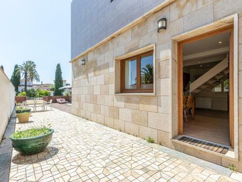 Modern Holiday Home On The Canal With Private Swimming Pool