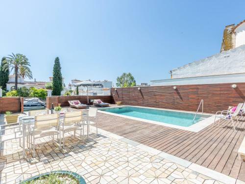 Modern Holiday Home On The Canal With Private Swimming Pool