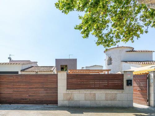 Modern Holiday Home On The Canal With Private Swimming Pool