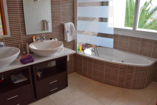 Casa Con Amarre Y Piscina Privados Ref 306