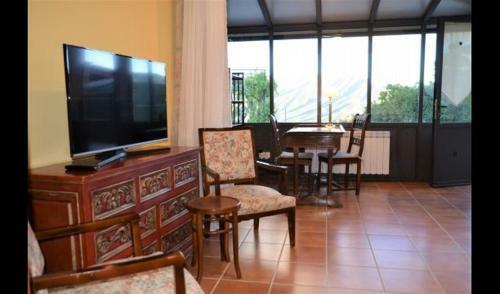 La Seu D'urgell Villa Sleeps 2 With Pool And Air Con