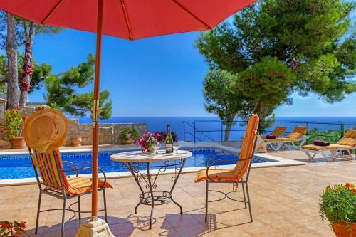 Tamariu Villa Sleeps 6 With Pool