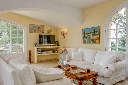 Tamariu Villa Sleeps 6 With Pool