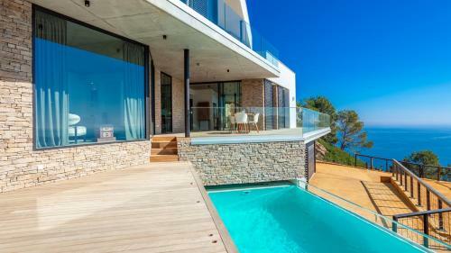 Aiguablava Holiday Home Sleeps 11 With Pool And Air Con