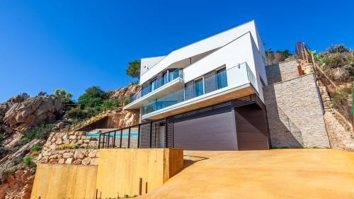 Aiguablava Holiday Home Sleeps 11 With Pool And Air Con
