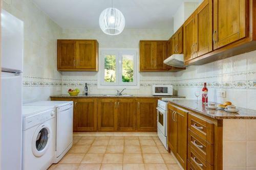 Cala Galdana Villa Sleeps 8 With Pool Air Con And Wifi