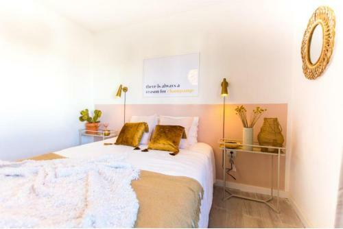 Caleta Contemporary Boho Apartment - Wifi, Private Balcony & Pool
