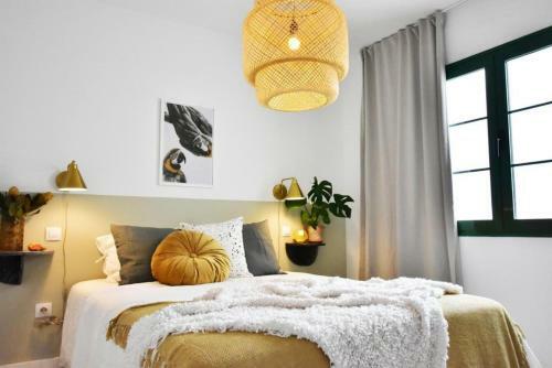 Caleta Contemporary Boho Apartment - Wifi, Private Balcony & Pool