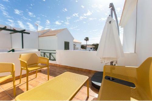 Caleta Contemporary Boho Apartment - Wifi, Private Balcony & Pool